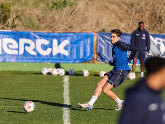 Max Pfister am Ball im Trainingslager Spanien, SV Darmstadt 98 am 09.01.26 in Olivanova, Spanien Spanien Olivanova Spanien Deutschland