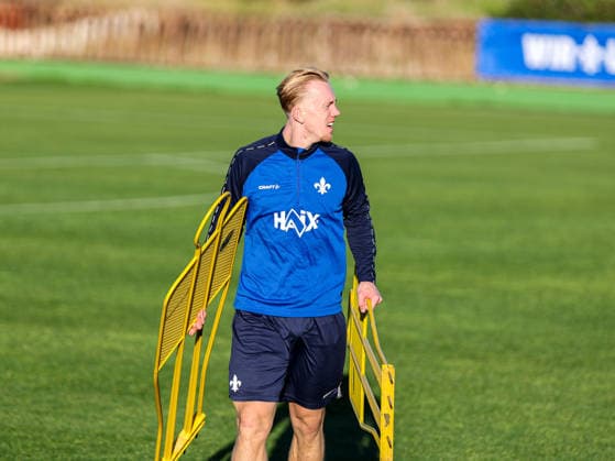 Isac Lidberg mit den Mannequins im Trainingslager Spanien, SV Darmstadt 98 am 09.01.26 in Olivanova, Spanien Spanien Olivanova Spanien Deutschland