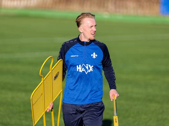 Isac Lidberg mit den Mannequins im Trainingslager Spanien, SV Darmstadt 98 am 09.01.26 in Olivanova, Spanien Spanien Olivanova Spanien Deutschland