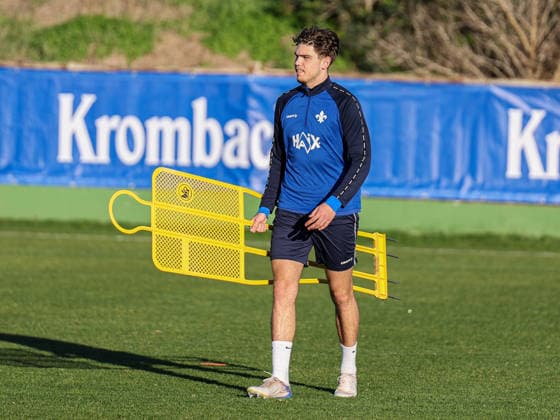 Max Pfister mit einem Mannequin im Arm im Trainingslager Spanien, SV Darmstadt 98 am 09.01.26 in Olivanova, Spanien Spanien Olivanova Spanien Deutschland