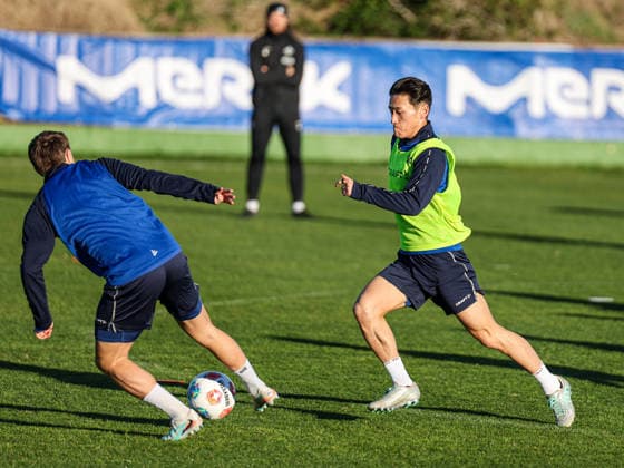 Hiraki Akiyama (rechts) versucht Luca Marseille den Ball abzunehmen im Trainingslager Spanien, SV Darmstadt 98 am 09.01.26 in Olivanova, Spanien Spanien Olivanova Spanien Deutschland