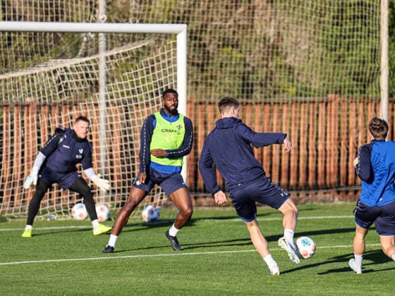 Patric Pfeiffer versucht seinem Mitspieler im Weg zu stehen, hinten beobachtet Marcel Schuhen die Situation aus dem Tor im Trainingslager Spanien, SV Darmstadt 98 am 09.01.26 in Olivanova, Spanien Spanien Olivanova Spanien Deutschland