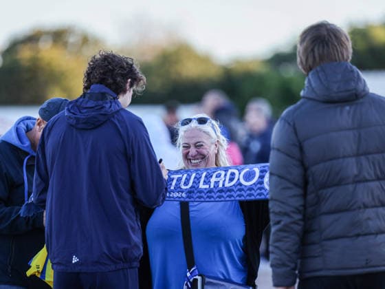 Fraser Hornby unterschreibt einem Fan den Schal im Trainingslager Spanien, SV Darmstadt 98 am 09.01.26 in Olivanova, Spanien Spanien Olivanova Spanien Deutschland