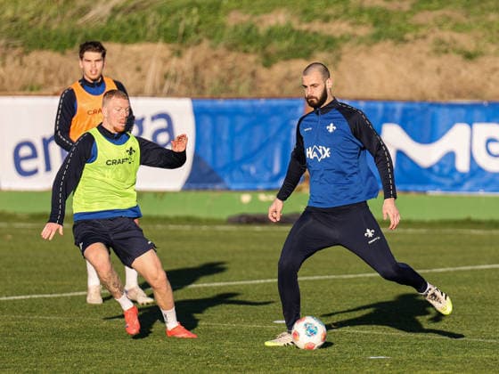 Aleksandar Vukotic am Ball, vor ihm Kai Klefisch im Trainingslager Spanien, SV Darmstadt 98 am 09.01.26 in Olivanova, Spanien Spanien Olivanova Spanien Deutschland