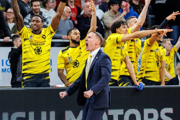 Mikko Riipinen (MHP Riesen Ludwigsburg, Trainer), Team, Mannschaft, jubelt, Jubel, positive Emotionen, positive Emotion, BMA365 Bamberg Baskets vs. MHP Riesen Ludwigsburg, Basketball, easyCredit BBL, 15. Spieltag, 09.01.2026 BMA365 Bamberg Baskets vs. MHP Riesen Ludwigsburg, Basketball, easyCredit BBL, 15. Spieltag, 09.01.2026 Bamberg Copyright: xEibner-Pressefoto G.xSantemizx EP_EER