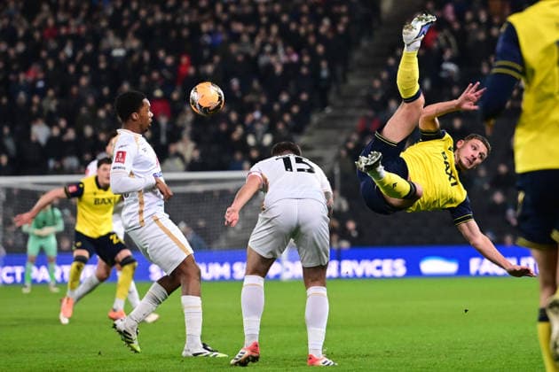 Milton Keynes Dons v Oxford City, FA Cup, 3rd Round Oxford United midfielder (on loan from Tottenham) Jamie Donley (33) gets airborne following a collision with Milton Keynes Dons defender Luke Offord (15) during the FA Cup match between Milton Keynes Dons and Oxford City at stadium:mk, Milton Keynes, UK on 9 January 2026. Milton Keynes stadium:mk Buckinghamshire UK Editorial use only DataCo restrictions apply See www.football-dataco.com , Copyright: xDennisxGoodwinx PSI-23557-0015