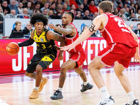 Stefan Smith (MHP Riesen Ludwigsburg, 03), Cobe Williams (BMA365 Bamberg Baskets, 24), Moritz Krimmer (BMA365 Bamberg Baskets, 27), BMA365 Bamberg Baskets vs. MHP Riesen Ludwigsburg, Basketball, easyCredit BBL, 15. Spieltag, 09.01.2026 BMA365 Bamberg Baskets vs. MHP Riesen Ludwigsburg, Basketball, easyCredit BBL, 15. Spieltag, 09.01.2026 Bamberg Copyright: xEibner-Pressefoto G.xSantemizx EP_EER