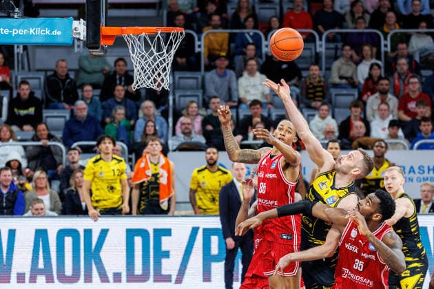 Austin Crowley (BMA365 Bamberg Baskets, 85), Jonas Wohlfarth-Bottermann (MHP Riesen Ludwigsburg, 18), Ejiofor Onu (BMA365 Bamberg Baskets, 35), BMA365 Bamberg Baskets vs. MHP Riesen Ludwigsburg, Basketball, easyCredit BBL, 15. Spieltag, 09.01.2026 BMA365 Bamberg Baskets vs. MHP Riesen Ludwigsburg, Basketball, easyCredit BBL, 15. Spieltag, 09.01.2026 Bamberg Copyright: xEibner-Pressefoto G.xSantemizx EP_EER