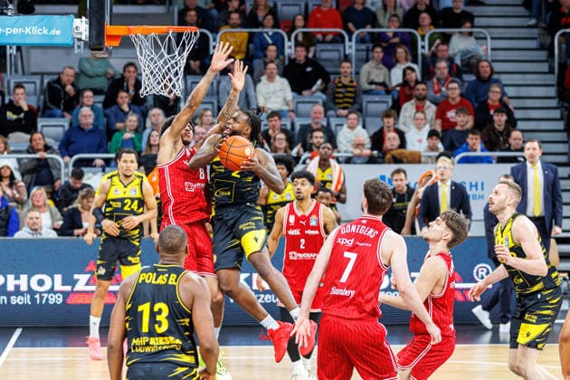 Demarcus Demonia (BMA365 Bamberg Baskets, 08), Traveon Buchanan (MHP Riesen Ludwigsburg, 02), BMA365 Bamberg Baskets vs. MHP Riesen Ludwigsburg, Basketball, easyCredit BBL, 15. Spieltag, 09.01.2026 BMA365 Bamberg Baskets vs. MHP Riesen Ludwigsburg, Basketball, easyCredit BBL, 15. Spieltag, 09.01.2026 Bamberg Copyright: xEibner-Pressefoto G.xSantemizx EP_EER