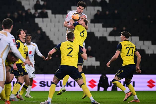 Milton Keynes Dons v Oxford City, FA Cup, 3rd Round Milton Keynes Dons defender Jack Sanders (32) heads the ball under pressure from Oxford United defender Michal Helik (6) during the FA Cup match between Milton Keynes Dons and Oxford City at stadium:mk, Milton Keynes, UK on 9 January 2026. Milton Keynes stadium:mk Buckinghamshire UK Editorial use only DataCo restrictions apply See www.football-dataco.com , Copyright: xDennisxGoodwinx PSI-23557-0022