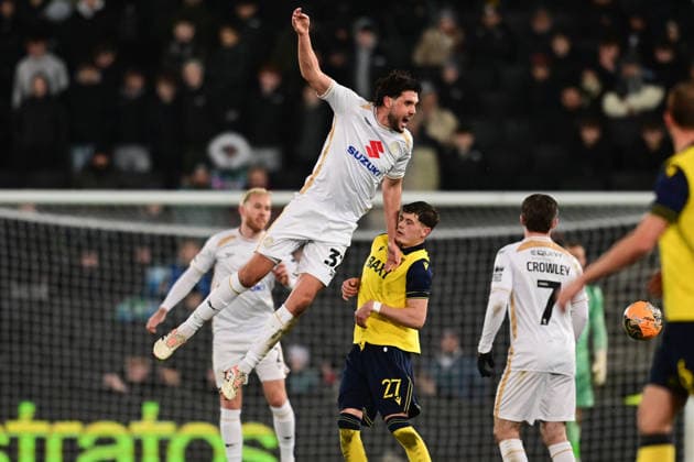 Milton Keynes Dons v Oxford City, FA Cup, 3rd Round Milton Keynes Dons defender Jack Sanders (32) heads the ball during the FA Cup match between Milton Keynes Dons and Oxford City at stadium:mk, Milton Keynes, UK on 9 January 2026. Milton Keynes stadium:mk Buckinghamshire UK Editorial use only DataCo restrictions apply See www.football-dataco.com , Copyright: xDennisxGoodwinx PSI-23557-0023
