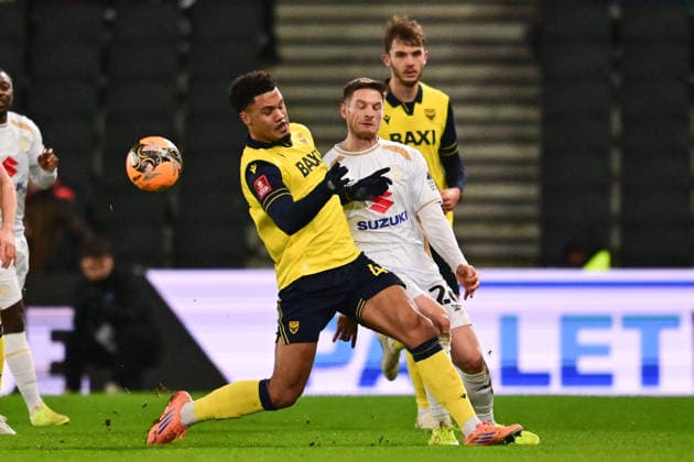 Milton Keynes Dons v Oxford City, FA Cup, 3rd Round Milton Keynes Dons midfielder Ben Wiles (26) under pressure from Oxford United midfielder (on loan from Brentford) Miles Peart-Harris (44) during the FA Cup match between Milton Keynes Dons and Oxford City at stadium:mk, Milton Keynes, UK on 9 January 2026. Milton Keynes stadium:mk Buckinghamshire UK Editorial use only DataCo restrictions apply See www.football-dataco.com , Copyright: xDennisxGoodwinx PSI-23557-0025