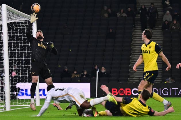 Milton Keynes Dons v Oxford City, FA Cup, 3rd Round Oxford United goalkeeper Matt Ingram (21) makes an important save from Milton Keynes Dons midfielder Aaron Nemane (16) during the FA Cup match between Milton Keynes Dons and Oxford City at stadium:mk, Milton Keynes, UK on 9 January 2026. Milton Keynes stadium:mk Buckinghamshire UK Editorial use only DataCo restrictions apply See www.football-dataco.com , Copyright: xDennisxGoodwinx PSI-23557-0026