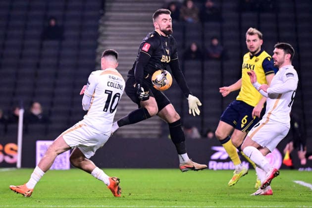 Milton Keynes Dons v Oxford City, FA Cup, 3rd Round Oxford United goalkeeper Matt Ingram (21) fumbles under pressure from Milton Keynes Dons midfielder Aaron Collins (10) during the FA Cup match between Milton Keynes Dons and Oxford City at stadium:mk, Milton Keynes, UK on 9 January 2026. Milton Keynes stadium:mk Buckinghamshire UK Editorial use only DataCo restrictions apply See www.football-dataco.com , Copyright: xDennisxGoodwinx PSI-23557-0034