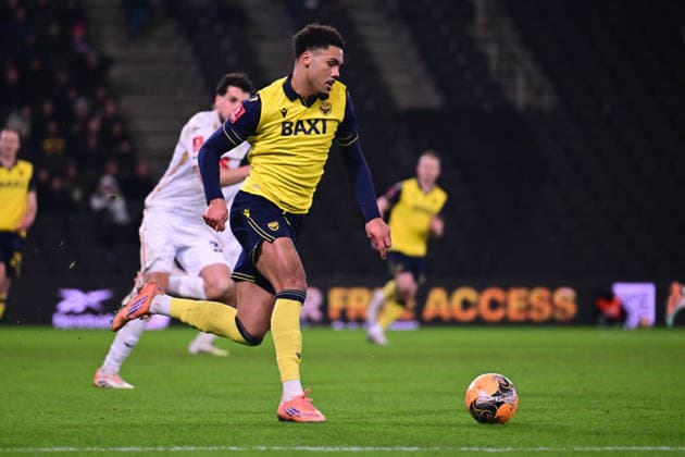 Milton Keynes Dons v Oxford City, FA Cup, 3rd Round Oxford United midfielder (on loan from Brentford) Miles Peart-Harris (44) sprints forward with the ball during the FA Cup match between Milton Keynes Dons and Oxford City at stadium:mk, Milton Keynes, UK on 9 January 2026. Milton Keynes stadium:mk Buckinghamshire UK Editorial use only DataCo restrictions apply See www.football-dataco.com , Copyright: xDennisxGoodwinx PSI-23557-0036