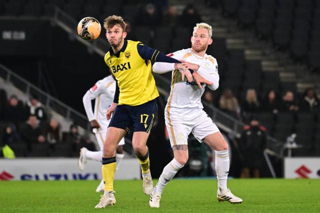 Milton Keynes Dons v Oxford City, FA Cup, 3rd Round Milton Keynes Dons defender Gethin Jones (2) battles for possession with Oxford United midfielder Stanley Mills (17) during the FA Cup match between Milton Keynes Dons and Oxford City at stadium:mk, Milton Keynes, UK on 9 January 2026. Milton Keynes stadium:mk Buckinghamshire UK Editorial use only DataCo restrictions apply See www.football-dataco.com , Copyright: xDennisxGoodwinx PSI-23557-0041