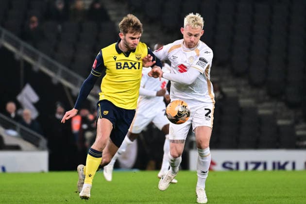 Milton Keynes Dons v Oxford City, FA Cup, 3rd Round Milton Keynes Dons defender Gethin Jones (2) battles for possession with Oxford United midfielder Stanley Mills (17) during the FA Cup match between Milton Keynes Dons and Oxford City at stadium:mk, Milton Keynes, UK on 9 January 2026. Milton Keynes stadium:mk Buckinghamshire UK Editorial use only DataCo restrictions apply See www.football-dataco.com , Copyright: xDennisxGoodwinx PSI-23557-0042