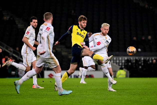 Milton Keynes Dons v Oxford City, FA Cup, 3rd Round Oxford United midfielder Stanley Mills (17) on defensive duties under pressure from Milton Keynes Dons defender Gethin Jones (2) during the FA Cup match between Milton Keynes Dons and Oxford City at stadium:mk, Milton Keynes, UK on 9 January 2026. Milton Keynes stadium:mk Buckinghamshire UK Editorial use only DataCo restrictions apply See www.football-dataco.com , Copyright: xDennisxGoodwinx PSI-23557-0043