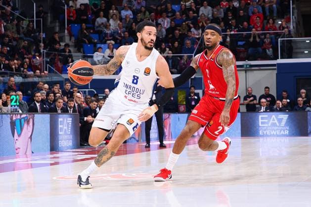 BASKET - Euroleague - EA7 Emporio Armani Milano vs Anadolu Efes Nick Weiler-Babb (Anadolu Efes Istanbul) & Lorenzo Brown (EA7 Emporio Armani Olimpia Milano) during EA7 Emporio Armani Milano vs Anadolu Efes, Basketball Euroleague match in Assago (MI), Italy, January 09 2026 Assago (MI) Italy  Copyright: xIPAxSport ABACAx