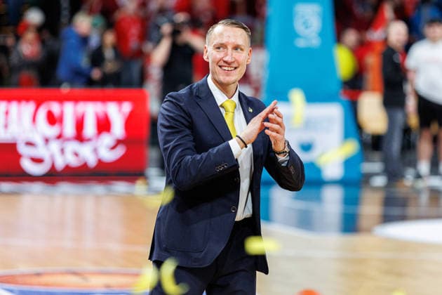 Mikko Riipinen (MHP Riesen Ludwigsburg, Trainer), Einzelbild, Einzelfoto, Portrait, Portraet, jubelt, Jubel, positive Emotionen, positive Emotion, Spielende, BMA365 Bamberg Baskets vs. MHP Riesen Ludwigsburg, Basketball, easyCredit BBL, 15. Spieltag, 09.01.2026 BMA365 Bamberg Baskets vs. MHP Riesen Ludwigsburg, Basketball, easyCredit BBL, 15. Spieltag, 09.01.2026 Bamberg Copyright: xEibner-Pressefoto G.xSantemizx EP_EER