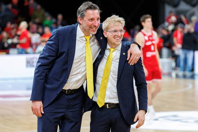 Kenneth Desloovere (MHP Riesen Ludwigsburg, Co-Trainer), Johs Andersen (MHP Riesen Ludwigsburg, Co-Trainer), jubelt, Jubel, positive Emotionen, positive Emotion, Spielende, BMA365 Bamberg Baskets vs. MHP Riesen Ludwigsburg, Basketball, easyCredit BBL, 15. Spieltag, 09.01.2026 BMA365 Bamberg Baskets vs. MHP Riesen Ludwigsburg, Basketball, easyCredit BBL, 15. Spieltag, 09.01.2026 Bamberg Copyright: xEibner-Pressefoto G.xSantemizx EP_EER