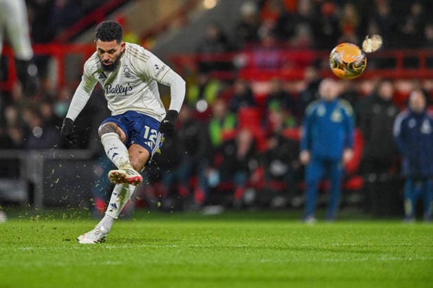 Wrexham v Nottingham Forest Emirates FA Cup Douglas Luiz of Notts Forest shoots at goal during the Emirates FA Cup match at the STÅK Racecourse, Wrexham 09 01 2026 UK Newspapers OUT Copyright: xKarlxVallantinex FIL-22769-0062