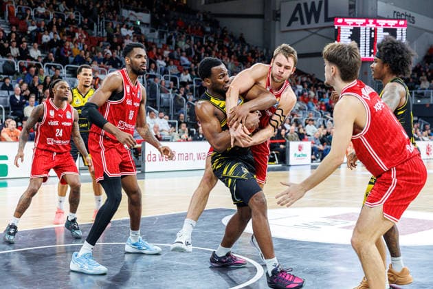 Maxwell Dongmo Temoka (MHP Riesen Ludwigsburg, 39), Moritz Krimmer (BMA365 Bamberg Baskets, 27), BMA365 Bamberg Baskets vs. MHP Riesen Ludwigsburg, Basketball, easyCredit BBL, 15. Spieltag, 09.01.2026 BMA365 Bamberg Baskets vs. MHP Riesen Ludwigsburg, Basketball, easyCredit BBL, 15. Spieltag, 09.01.2026 Bamberg Copyright: xEibner-Pressefoto G.xSantemizx EP_EER