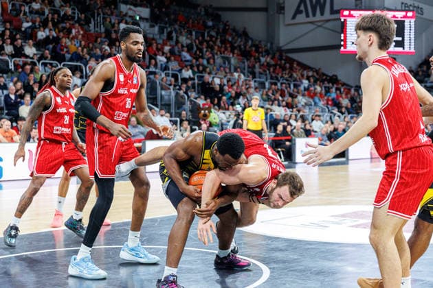 Maxwell Dongmo Temoka (MHP Riesen Ludwigsburg, 39), Moritz Krimmer (BMA365 Bamberg Baskets, 27), BMA365 Bamberg Baskets vs. MHP Riesen Ludwigsburg, Basketball, easyCredit BBL, 15. Spieltag, 09.01.2026 BMA365 Bamberg Baskets vs. MHP Riesen Ludwigsburg, Basketball, easyCredit BBL, 15. Spieltag, 09.01.2026 Bamberg Copyright: xEibner-Pressefoto G.xSantemizx EP_EER