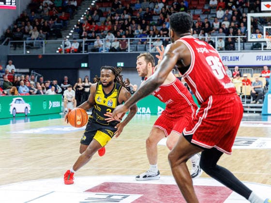 Traveon Buchanan (MHP Riesen Ludwigsburg, 02), Moritz Krimmer (BMA365 Bamberg Baskets, 27), Ejiofor Onu (BMA365 Bamberg Baskets, 35), BMA365 Bamberg Baskets vs. MHP Riesen Ludwigsburg, Basketball, easyCredit BBL, 15. Spieltag, 09.01.2026 BMA365 Bamberg Baskets vs. MHP Riesen Ludwigsburg, Basketball, easyCredit BBL, 15. Spieltag, 09.01.2026 Bamberg Copyright: xEibner-Pressefoto G.xSantemizx EP_EER