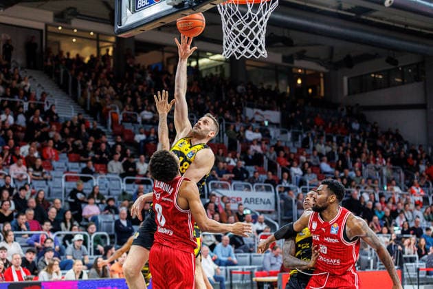 Jonas Wohlfarth-Bottermann (MHP Riesen Ludwigsburg, 18), Demarcus Demonia (BMA365 Bamberg Baskets, 08), BMA365 Bamberg Baskets vs. MHP Riesen Ludwigsburg, Basketball, easyCredit BBL, 15. Spieltag, 09.01.2026 BMA365 Bamberg Baskets vs. MHP Riesen Ludwigsburg, Basketball, easyCredit BBL, 15. Spieltag, 09.01.2026 Bamberg Copyright: xEibner-Pressefoto G.xSantemizx EP_EER