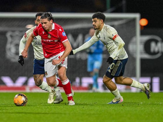 Wrexham v Nottingham Forest Emirates FA Cup George Dobson of Wrexham and Morgan Gibbs-White of Notts Forest during the Emirates FA Cup match at the STÅK Racecourse, Wrexham 09 01 2026 UK Newspapers OUT Copyright: xKarlxVallantinex FIL-22769-0104