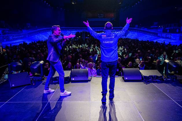 WACKEL Peter, BARTH Marcel: Sixdays Bremen 2026 WACKEL Peter ( GER ) Singer - Entertainer BARTH Marcel ( GER ) - Ex Cyclist - DJ - Querformat - quer - horizontal - Landscape - Event Veranstaltung: Sixdays Bremen 2026 - Category Kategorie: Cycling - Track cycling, Rad, Radsport, Bahnrad, Bahn Sixdays - Show - Location Ort: Europe Germany - Bremen - ÖVB Arena - Concert - Date Datum: 09.01.2026 Friday Day 1 -