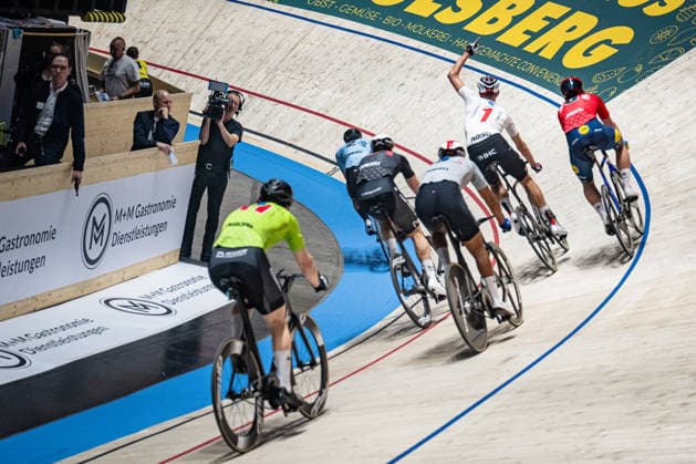 POLITT Nils: Sixdays Bremen 2026 Team 1 - HERMES SYSTEME - POLITT Nils ( GER ) - Red Querformat - quer - horizontal - Landscape - Event Veranstaltung: Sixdays Bremen 2026 - Category Kategorie: Cycling - Track cycling, Rad, Radsport, Bahnrad, Bahn Sixdays - Elite Men - Location Ort: Europe Germany - Bremen - ÖVB Arena - Discipline: Madison - Distance: 45 min - Date Datum: 09.01.2026 Friday Day 1 -