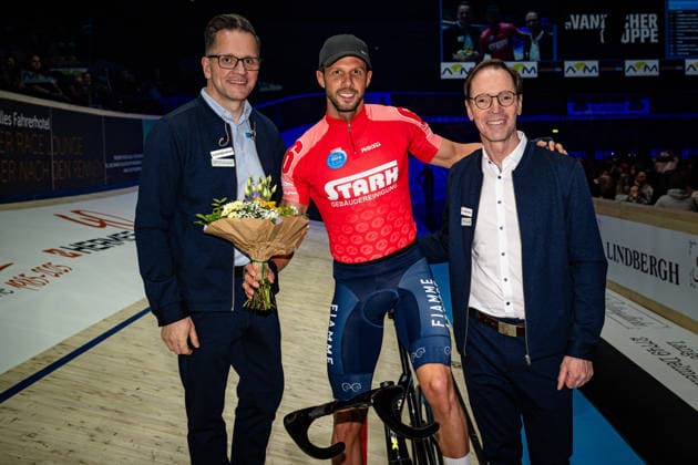 SCARTEZZINI Michele: Sixdays Bremen 2026 Team 6 - STARK-GEBÄUDEREINIGUNG - SCARTEZZINI Michele ( ITA ) - Red Award Ceremony - Medal Ceremony - Podium - Querformat - quer - horizontal - Landscape - Event Veranstaltung: Sixdays Bremen 2026 - Category Kategorie: Cycling - Track cycling, Rad, Radsport, Bahnrad, Bahn Sixdays - Elite Men - Location Ort: Europe Germany - Bremen - ÖVB Arena - Discipline: Elimination Race - Distance: ... m - Date Datum: 09.01.2026 Friday Day 1 -