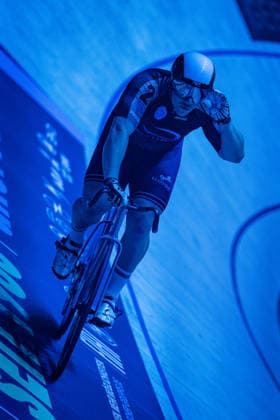 ROTHERHAM Matthew: Sixdays Bremen 2026 Team 2 - VELO TRACK - ROTHERHAM Matthew ( GBR ) Hochformat - Hoch - Vertikal - Portrait - Event Veranstaltung: Sixdays Bremen 2026 - Category Kategorie: Cycling - Track cycling, Rad, Radsport, Bahnrad, Bahn Sixdays - Elite Men - Location Ort: Europe Germany - Bremen - ÖVB Arena - Discipline: Sprint - Distance: 166 m - Date Datum: 09.01.2026 Friday Day 1 -