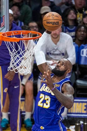 January 9, 2026, Los Angeles, California, USA: Los Angeles Lakers LEBRON JAMES (23) dunks against the Milwaukee Bucks during an NBA, Basketball Herren, USA basketball game at Crypto.com Arena on Friday in Los Angeles. Los Angeles USA - ZUMAc68_ 20260109_zaf_c68_024 Copyright: xRingoxChiux