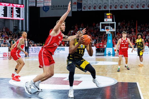 Moritz Krimmer (BMA365 Bamberg Baskets, 27), Yorman Polas Bartolo (MHP Riesen Ludwigsburg, 13), BMA365 Bamberg Baskets vs. MHP Riesen Ludwigsburg, Basketball, easyCredit BBL, 15. Spieltag, 09.01.2026 BMA365 Bamberg Baskets vs. MHP Riesen Ludwigsburg, Basketball, easyCredit BBL, 15. Spieltag, 09.01.2026 Bamberg Copyright: xEibner-Pressefoto G.xSantemizx EP_EER