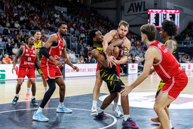 Maxwell Dongmo Temoka (MHP Riesen Ludwigsburg, 39), Moritz Krimmer (BMA365 Bamberg Baskets, 27), BMA365 Bamberg Baskets vs. MHP Riesen Ludwigsburg, Basketball, easyCredit BBL, 15. Spieltag, 09.01.2026 BMA365 Bamberg Baskets vs. MHP Riesen Ludwigsburg, Basketball, easyCredit BBL, 15. Spieltag, 09.01.2026 Bamberg Copyright: xEibner-Pressefoto G.xSantemizx EP_EER