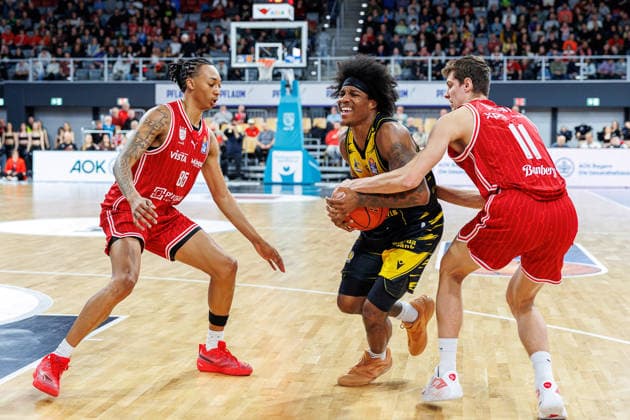 Austin Crowley (BMA365 Bamberg Baskets, 85), Stefan Smith (MHP Riesen Ludwigsburg, 03), Richard Balint (BMA365 Bamberg Baskets, 11), BMA365 Bamberg Baskets vs. MHP Riesen Ludwigsburg, Basketball, easyCredit BBL, 15. Spieltag, 09.01.2026 BMA365 Bamberg Baskets vs. MHP Riesen Ludwigsburg, Basketball, easyCredit BBL, 15. Spieltag, 09.01.2026 Bamberg Copyright: xEibner-Pressefoto G.xSantemizx EP_EER