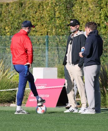 Almancil, 05.01.2026, Hotel Conrad Algarve Trainingsareal The Campus, Fussball, Trainingscamp von Bundesligist RB Leipzig in Vorbereitung auf die Rückrunde der Saison 2025 26. , Im Bild; Trainer Ole Werner, Klopps Ex Co-Trainer Peter Krawitz, Jürgen Klopp ( Head of Global Soccer, Red Bull), Sebastian Schuppan (RBL sportlicher Leiter). ,