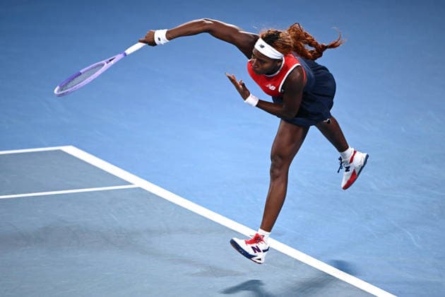 TENNIS UNITED CUP SYDNEY, Coco Gauff of the USA serves in her match against Iga Swiatek of Poland, during the semi final between the USA and Poland in the 2026 United Cup at Ken Rosewall Arena in Sydney, Saturday, January 10, 2026. ( NO ARCHIVING, EDITORIAL USE ONLY SYDNEY NEW SOUTH WALES AUSTRALIA  Copyright: xDANxHIMBRECHTSx 20260110149888724128