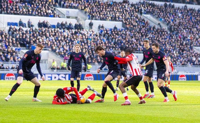 Football - FA Cup - 3rd Round - Everton FC v Sunderland AFC LIVERPOOL, ENGLAND - Saturday, January 10, 2026: Sunderland s Eliezer Mayenda is brought down in the Everton penalty area during the FA Cup 3rd Round match between Everton FC and Sunderland AFC at Bramley-Moore Dock. (Photo by David Rawcliffe Propaganda) LIVERPOOL Bramley-Moore Dock MERSEYSIDE ENGLAND  Copyright: xPropagandaxPhotoxAgencyx P2026-01-10-Everton_Sunderland-3