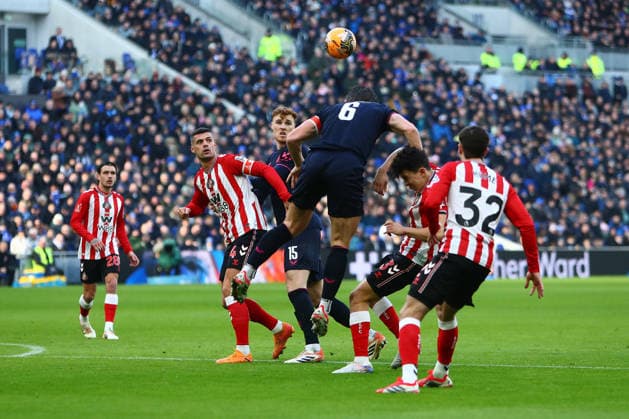 Everton v Sunderland, Emirates FA Cup James Tarkowski of Everton heads the ball during the Everton v Sunderland Emirates FA Cup Third Round match at the Hill Dickinson Stadium, Liverpool, England on 10 January 2026 Credit: Luke Williams Every Second Media Editorial use only. All images are copyright Every Second Media Limited. No images may be reproduced without prior permission. All rights reserved. Premier League and Football League images are subject to licensing agreements with Football DataCo Limited. see https: www.football-dataco.com Copyright: xIMAGO EveryxSecondxMediax ESM-1746-0021 LukexWilliamsx xEveryxSecondxMediax