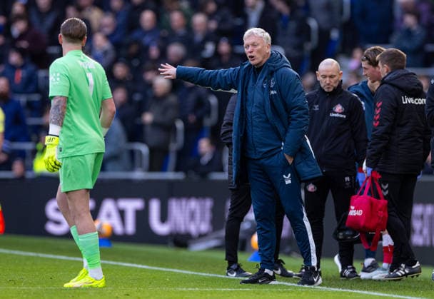 Football - FA Cup - 3rd Round - Everton FC v Sunderland AFC LIVERPOOL, ENGLAND - Saturday, January 10, 2026: Everton s manager David Moyes (R) speaks to goalkeeper Jordan Pickford during the FA Cup 3rd Round match between Everton FC and Sunderland AFC at Bramley-Moore Dock. (Photo by David Rawcliffe Propaganda) LIVERPOOL Bramley-Moore Dock MERSEYSIDE ENGLAND  Copyright: xPropagandaxPhotoxAgencyx P2026-01-10-Everton_Sunderland-22