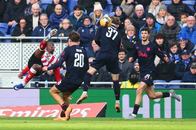 Nordi Mukiele of Sunderland has his overhead kick saved by Jordan Pickford of Everton Everton v Sunderland, Emirates FA Cup, Third Round, Football, Hill Dickinson Stadium, Liverpool, UK - 10 Jan 2026Liverpool Hill Dickinson Stadium United Kingdom EDITORIAL USE ONLY No use with unauthorised audio, video, data, fixture lists, club league logos or live services. Online in-match use limited to 120 images, no video emulation. No use in betting, games or single club league player publications. Copyright: xPaulxCurrie Shutterstockx 16246180ac