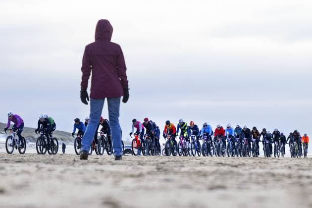 CASTRICUM AAN ZEE - Participants in action on the beach during the 25th edition of the GP Groot Egmond-Pier-Egmond beach race. Around 3,300 cyclists took part in this classic race, starting from the boulevard in Egmond aan Zee. OLAF KRAAK ANP xVIxANPxSportx xxANPxIVx 546917312 originalFilename: 546917312.jpg