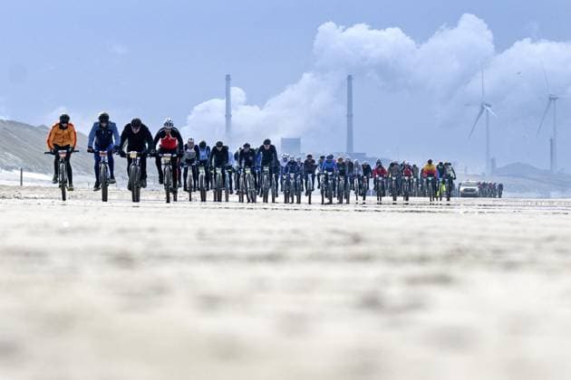 CASTRICUM AAN ZEE - Participants in action on the beach during the 25th edition of the GP Groot Egmond-Pier-Egmond beach race. Around 3,300 cyclists took part in this classic race, starting from the boulevard in Egmond aan Zee. OLAF KRAAK ANP xVIxANPxSportx xxANPxIVx 546918292 originalFilename: 546918292.jpg