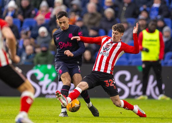 Football - FA Cup - 3rd Round - Everton FC v Sunderland AFC LIVERPOOL, ENGLAND - Saturday, January 10, 2026: Everton s Dwight McNeil (L) is challenged by Sunderland s Trai Hume during the FA Cup 3rd Round match between Everton FC and Sunderland AFC at Bramley-Moore Dock. (Photo by David Rawcliffe Propaganda) LIVERPOOL Bramley-Moore Dock MERSEYSIDE ENGLAND  Copyright: xPropagandaxPhotoxAgencyx P2026-01-10-Everton_Sunderland-43