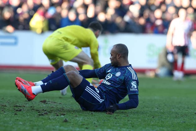 Cheltenham Town v Leicester City, FA Cup, 3rd Round Leicester City forward Jordan Ayew (9) fails to take advantage of a slip by Cheltenham Town goalkeeper Joe Day (1) during the FA Cup match between Cheltenham Town and Leicester City at EV Charger Points Stadium, Cheltenham, UK on 10 January 2026. Cheltenham Jonny Rocks Stadium Gloucestershire UK Editorial use only DataCo restrictions apply See www.football-dataco.com , Copyright: xJohnxMallettx PSI-23561-0092