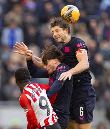Football - FA Cup - 3rd Round - Everton FC v Sunderland AFC LIVERPOOL, ENGLAND - Saturday, January 10, 2026: Everton s James Tarkowski (R) and Nathan Patterson challenge for the same ball during the FA Cup 3rd Round match between Everton FC and Sunderland AFC at Bramley-Moore Dock. (Photo by David Rawcliffe Propaganda) LIVERPOOL Bramley-Moore Dock MERSEYSIDE ENGLAND  Copyright: xPropagandaxPhotoxAgencyx P2026-01-10-Everton_Sunderland-53